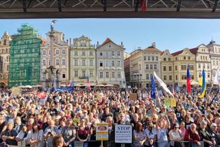 sinmed.cz/politika/jaroslav-hutka-na-demonstraci-zhodnotil-listopad-89-staromak-se-otrasl-1263.html?utm_source=www.seznam.cz&utm_medium=seznam_distribuce&utm_campaign=lide